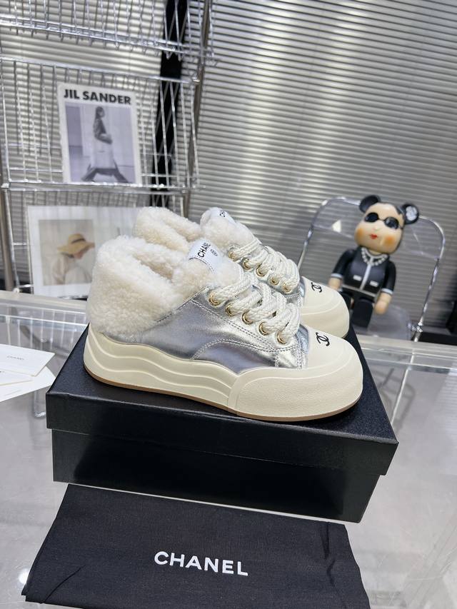 Chanel 25C 秋冬专柜新款马丁靴 天花板顶级品质 这款靴子真的是小个子福星，厚底5Cma 更精致一点 ，显腿瘦，关键是上脚很舒服 鞋面：进口牛皮 内里：