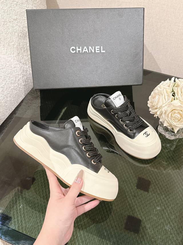 Chanel 25C 春夏专柜新款休闲运动鞋 天花板顶级品质 这款靴子真的是小个子福星，厚底5Cma 更精致一点 ，显腿瘦，关键是上脚很舒服 鞋面：进口牛皮 内
