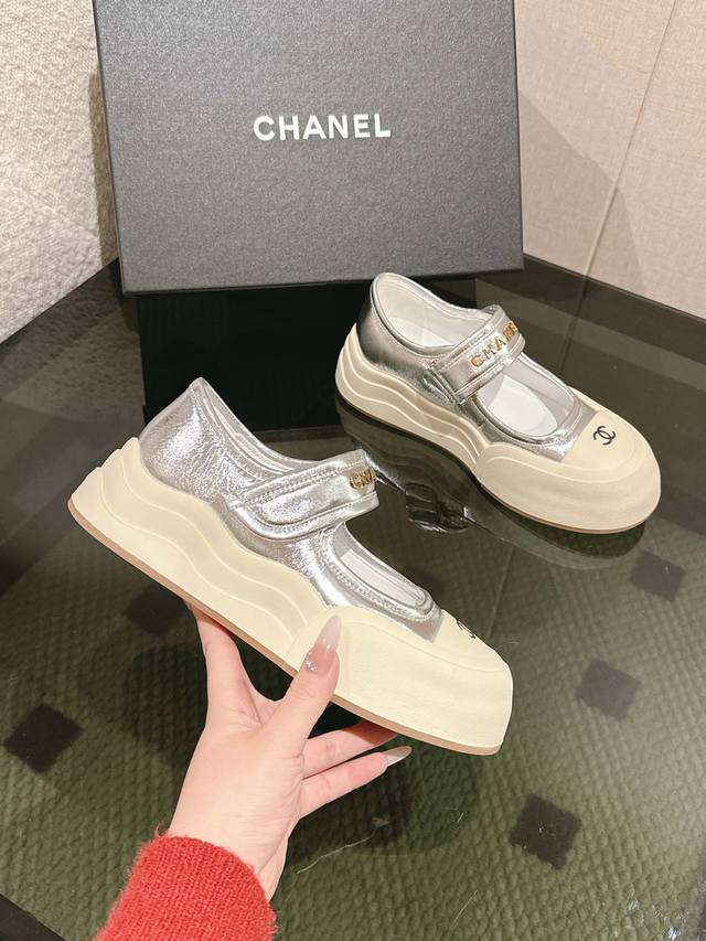 Chanel 25C 春夏玛丽珍新款休闲运动鞋 天花板顶级品质 这款靴子真的是小个子福星，厚底5Cma 更精致一点 ，显腿瘦，关键是上脚很舒服 鞋面：进口牛皮