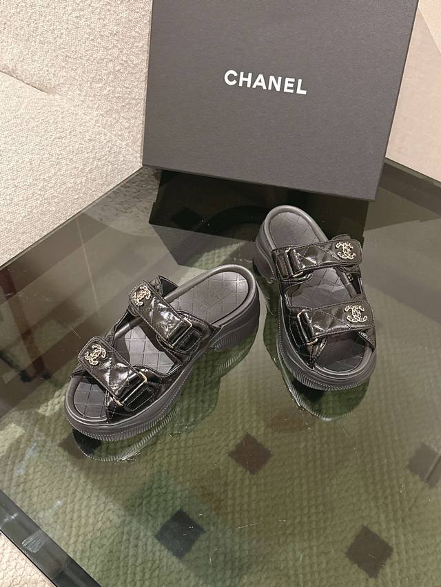 拖鞋 * 25K 春夏经典款！ 沙滩鞋厚底全网爆爆爆！专柜最新款，上脚依然让我心甘情愿剁手入，购入手才会知道它的时髦，人气爆款必须得有它排名，四季搭配都无敌了，