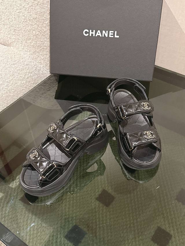 25K 春夏经典款！ 沙滩鞋厚底全网爆爆爆！专柜最新款，上脚依然让我心甘情愿剁手入，购入手才会知道它的时髦，人气爆款必须得有它排名，四季搭配都无敌了，各种博主、