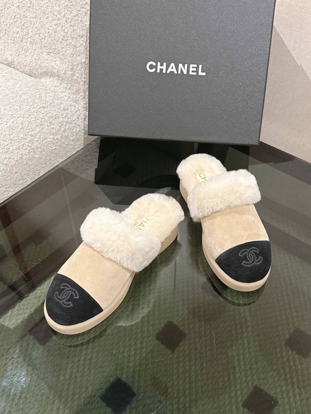 Chanel 25K 系列双C拼色毛毛雪地靴 米色麂皮+黑色拼接，经典双C标志超有辨识度。内里柔软羊毛，保暖又舒适，秋冬穿超合适！靴筒约3Cm，低筒设计，日常穿