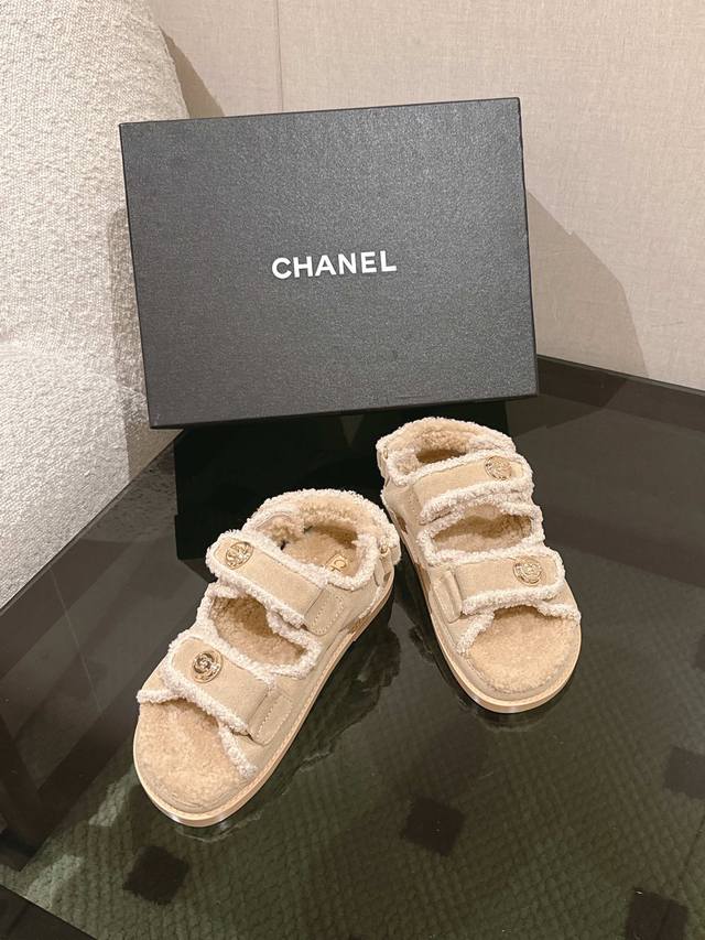 25K 春夏经典款！ 沙滩鞋全网爆爆爆！专柜最新款，上脚依然让我心甘情愿剁手入，购入手才会知道它的时髦，人气爆款必须得有它排名，四季搭配都无敌了，各种博主、网红