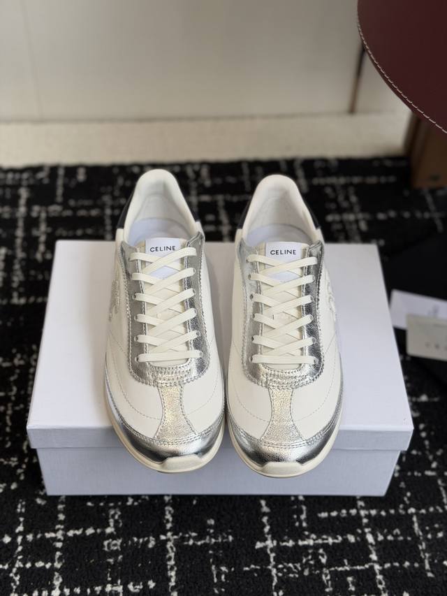 代购级 Celine 25Ss 思琳新款休闲鞋德训运动鞋 专柜Rmb购入开发 充满街头感的一双鞋子，最新大C设计非常赞 这款鞋有它自己独特的设计 皮革鞋面非常好