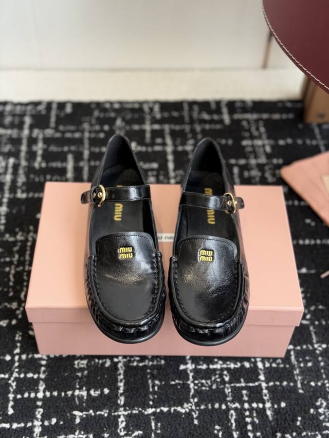 代购级 春夏26Ssmiumiu 缪缪 复古玛丽珍鞋！ 当少女感碰撞复古肌理，这双鞋就是秋冬日衣橱的氛围开关，甜酷女孩的日常百搭牌。鞋头烫金“Miu Miu”标