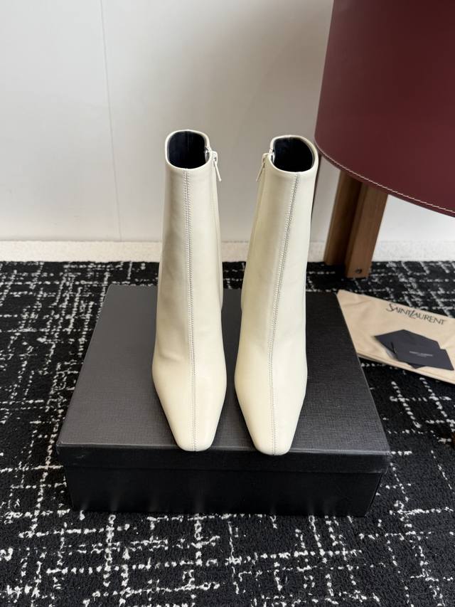 代购级短靴 牛油皮短靴 大长腿必备 Ysl 高跟 短靴 长靴Yvette Saint Laurent圣罗兰Logo 精致高跟 黑色牛油皮 最懂女人心的杨树林 无