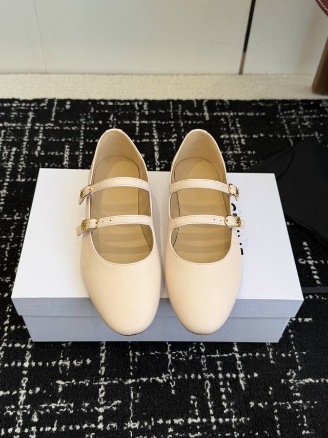 代购级 Celine 25Ss 超级减龄的少女款，一双过分美丽的玛丽珍鞋 穿脱很方便，柔软的豹纹面料加分时髦度，我要通过这款鞋消除在大家心里偏硬磨脚的芥蒂，并不