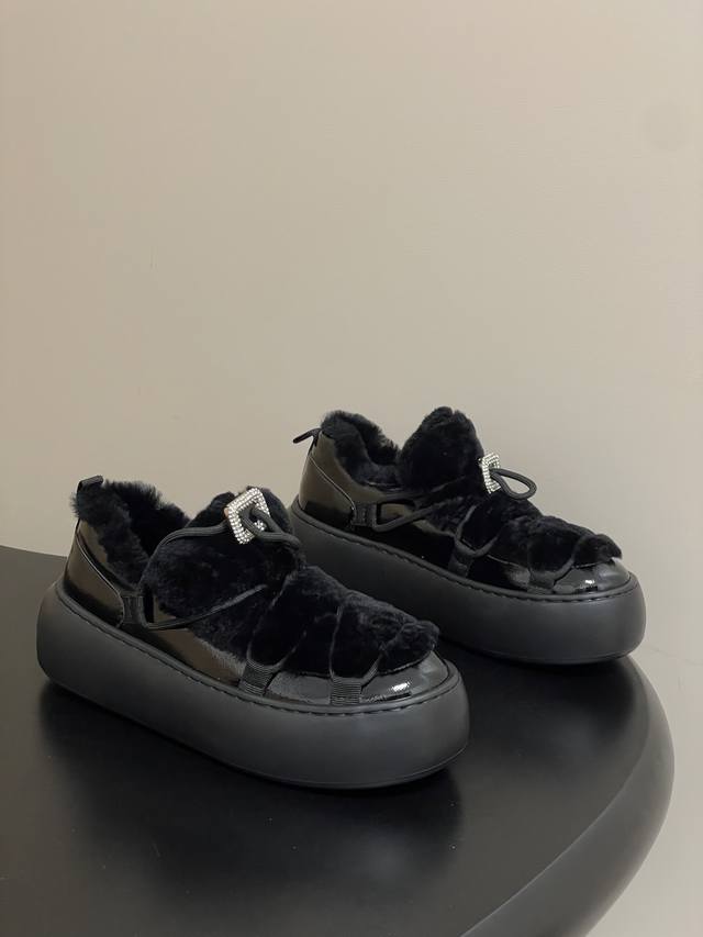 顶级品质 2025早秋新款 Roger Vivier 罗杰维维亚 Rv Viv' Up Skate羊毛休闲鞋钻扣毛茸茸乐福鞋一脚蹬厚底羊毛里休闲鞋运动鞋 Viv