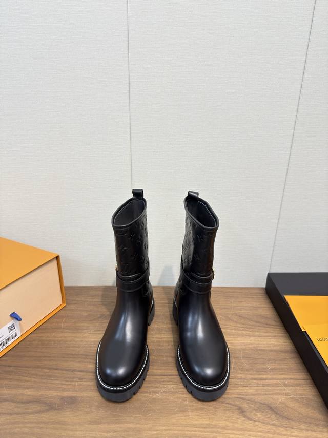 Lv 驴牌 25 秋冬季新款 走秀短靴 系列_ 顶级版本 网红明星同款，小红书热推。时髦秋冬短靴 原版细节，超正版型，超级好看，上脚超大气，自带气质，鞋面牛皮复