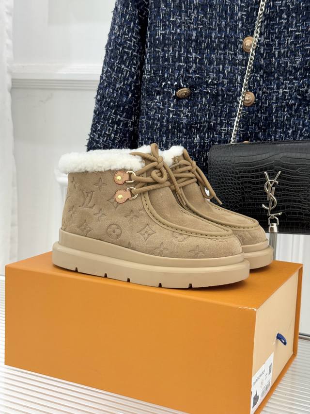 厂价 驴家25Wf新品压花绑带厚底雪地靴 答应我一定要每人来一双好嘛 日常Ootd就没有它搭配不了的 鞋身压花Logo点缀尽显精致感 鞋型真的值得我推一万年 非