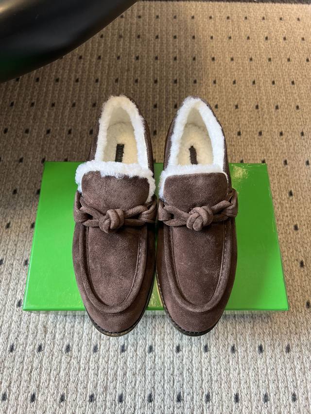 Bottega Venet*秋冬新款平底毛绒半拖单鞋 核心特点很鲜明，主要集中在保暖性、设计细节、材质和穿搭适配性这几个方面： 鞋身内里是厚绒毛填充，常见羊剪绒