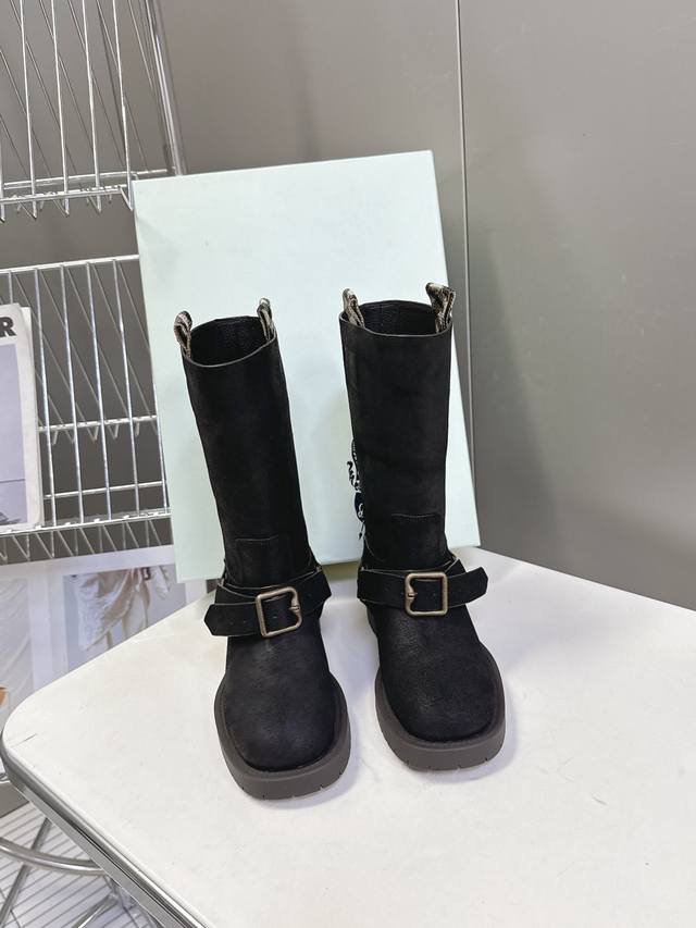 Burberry 博柏利秋冬最新款老钱风一脚蹬长靴 超多明星时尚博主种草 巴宝莉家靴子的设计风格通常以经典简约为主 细节经典的格子布无处不在设计风格配上时下最流