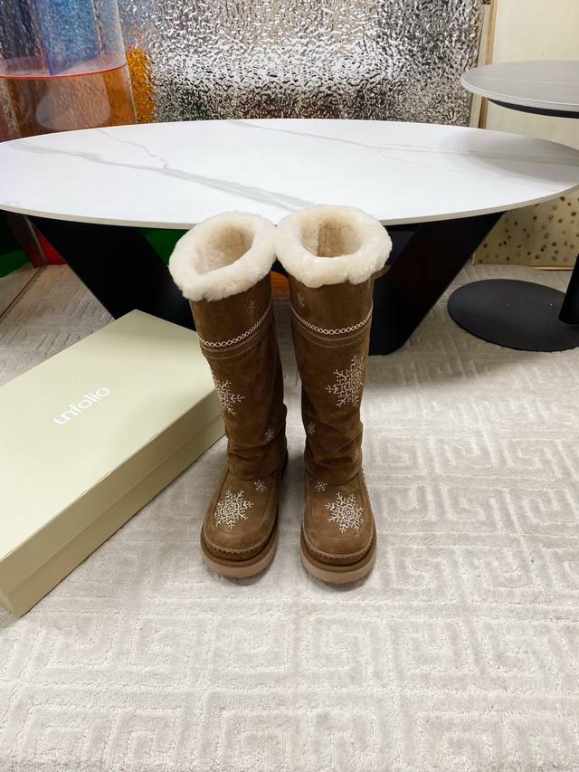 出厂 Unfolio 2025秋冬复古雪花雪地靴，一眼心动的雪地靴，冬日来信雪花飘落，雪花为信，流苏为韵，是Unfolio写给冬日的温柔絮语对版高丝光牛反绒面料