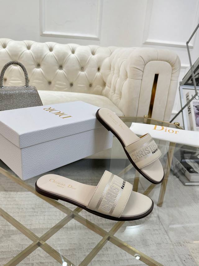 Dior新款 牛皮面 羊皮内里+刺绣工艺 5色任选 码数35-42 橡胶底 真皮底