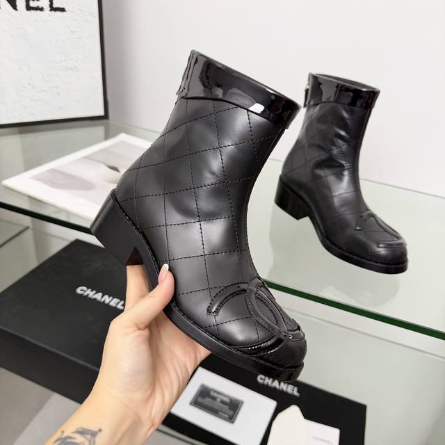 高版本香奈儿Chanel，小香2025秋冬专柜最新款短靴靴，本季秋冬季节必备单品！！香奈儿女士钟爱简约又难以抗拒系 搭配展现与众不同的穿搭风格、自由混搭闪耀到位