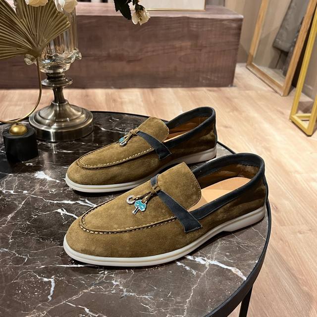 出厂： 情侣款 顶级品质 Loro pian*经典爆款Lp顶级版本 英伦流苏平底毛毛包头乐福鞋 原来这就是传说走两万步都不会累脚的乐福鞋这双乐福鞋把颜值和脚感都