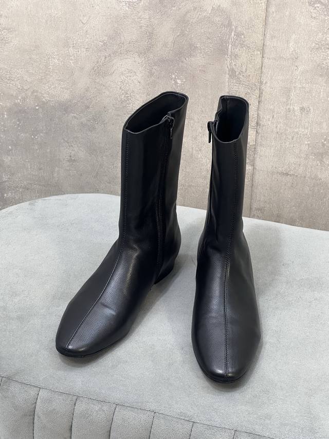 出厂 Khaite 新款尖头短靴 简约百搭款！ 鞋面：牛皮 内里：牛皮 大底：原版真皮大底 码数：35 41 40 41定做不退不换