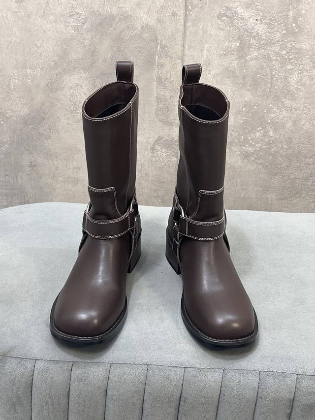 出厂 Unfolio 秋冬新款皮带搭扣圆头短靴 鞋面：牛皮 内里：原版布料里 羊皮垫脚 大底：原版大底 Size：35-41 40.41定做不退换