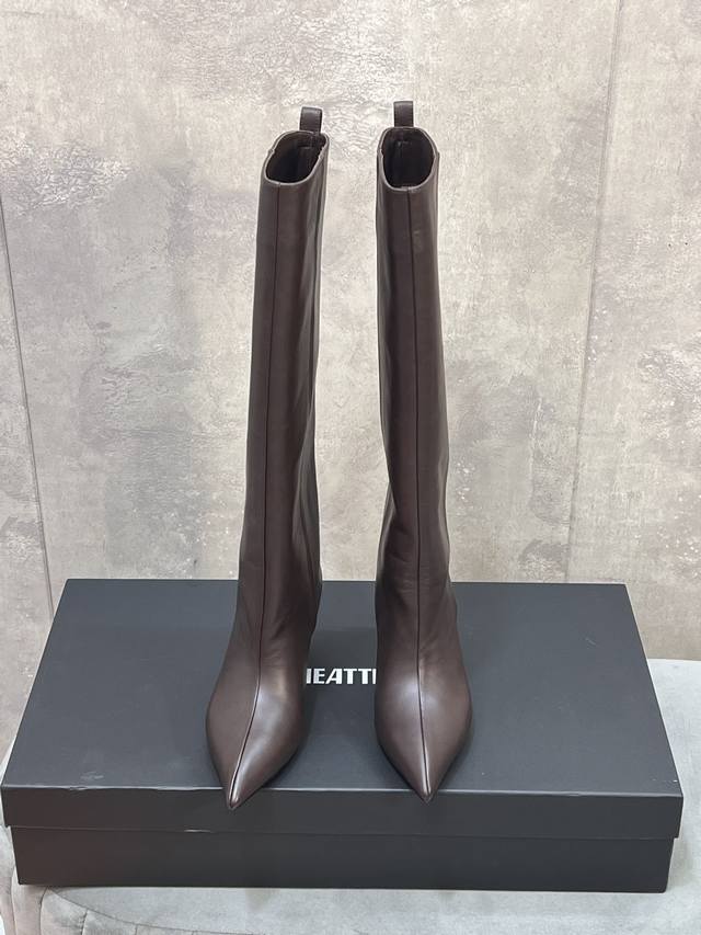 Theattico 秋冬系列尖头小猫跟长靴宽筒靴 顶级版本、一比一原版打造 “Attico”在意大利语中是阁楼的意思 完美彰显奢华气息与时尚韵味 每一季所推出的