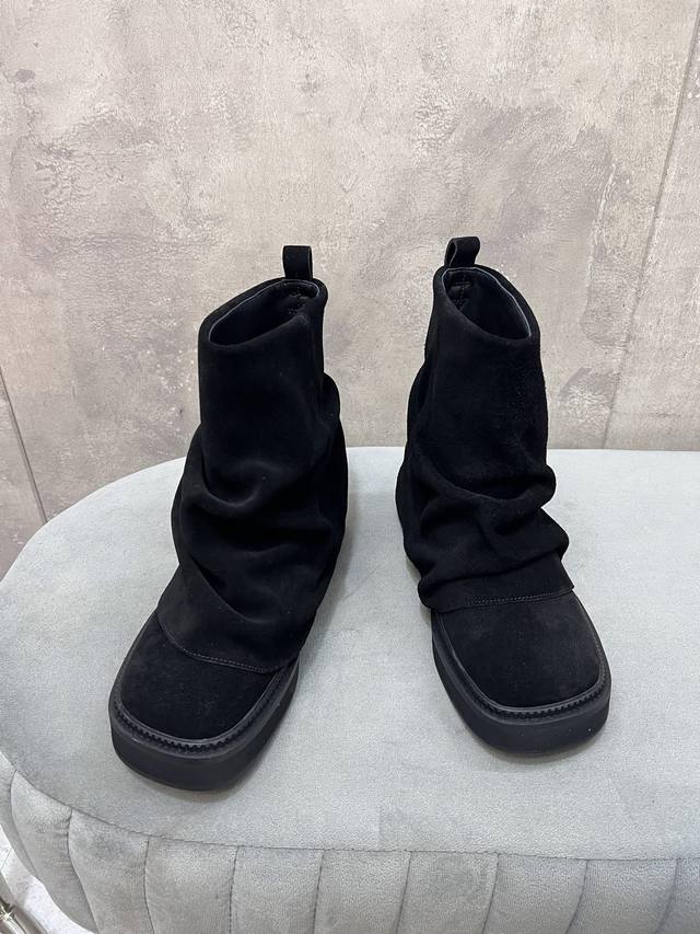 Theattico 秋冬系列厚底裤管靴褶皱短靴 顶级版本、一比一原版打造 “Attico”在意大利语中是阁楼的意思 完美彰显奢华气息与时尚韵味 每一季所推出的潮