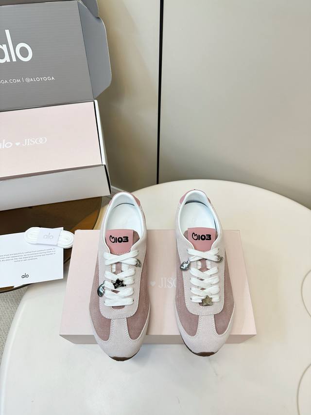 顶级原单 Alo+Jisoo 25Ss 早秋新品情侣款德训鞋 阿甘鞋休闲鞋 是薄底款上脚一点都不沉重！非常轻便！套上袜套搭配更好看！而且还是明星同款推荐～上脚超