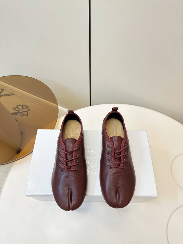 Maison Margiela Tabi Mm6分趾鞋 系带时装鞋 Maison Margiela经典Tabi分趾鞋，小羊皮材质，柔软舒适，分趾设计灵感源自日本