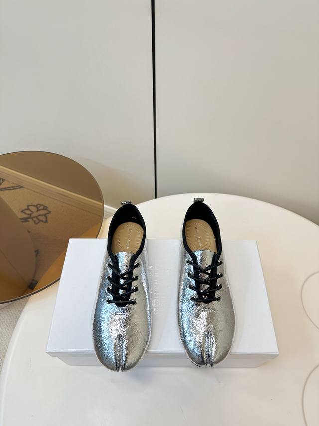 Maison Margiela Tabi Mm6分趾鞋 系带时装鞋 Maison Margiela经典Tabi分趾鞋，小羊皮材质，柔软舒适，分趾设计灵感源自日本