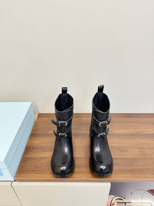 prada 普拉达双扣带马丁靴 时尚堆堆靴 松垮短靴 prada 2025秋冬双扣带西部堆堆靴，选用植鞣水洗小牛皮，质感柔软有褶皱，复古做旧超有氛围感 。靴筒双