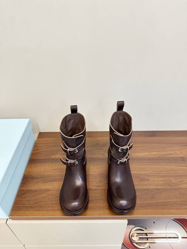 prada 普拉达双扣带马丁靴 时尚堆堆靴 松垮短靴 prada 2025秋冬双扣带西部堆堆靴，选用植鞣水洗小牛皮，质感柔软有褶皱，复古做旧超有氛围感 。靴筒双