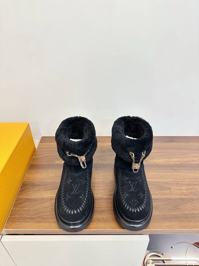 Louis Vuitton｜路易威登 25新品滑雪系列 雪地靴 以绒面牛皮革呈现丝绒质感 搭配柔暖羊毛皮内衬 鞋面的 字母缝线和可调节鞋带的铭纹搭扣共同丰富品牌