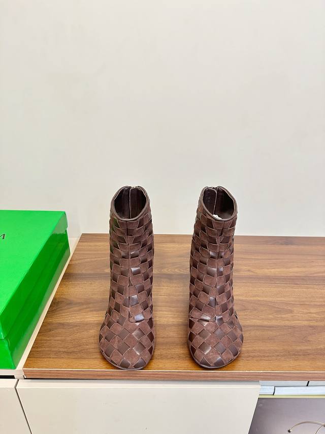Bottega Veneta Bv Atomic系列编织高跟短靴 这款圆头 宽扁的流线头型 当今流行的又一趋势 天花板啦 手工编织而成 精致圆形跟 包裹面料 同