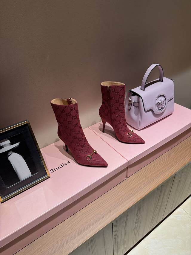 2025Fw秋冬新品高跟短靴 冬季古驰家新款尖头时装侧拉链短靴 Gucci字母扣L O G O链条高跟系列女靴 鞋面：小牛皮 内里 垫脚：小羊皮 鞋底：意大利顶