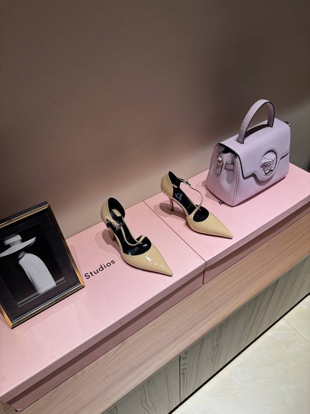 2025春夏新款时装走秀尖头绕带高跟凉鞋 Cl红底永远的 红底高跟 新款红底芭蕾高跟鞋 没什么好说的 就是一整个美疯#致命的诱惑 刚刚上脚试了 非常好穿非常稳