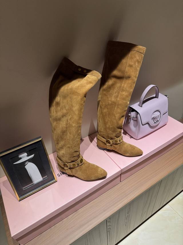 Isbel Marant25秋冬新品 秀款磨砂皮流苏牛仔西部靴 来自小众品牌伊莎贝尔 穿着超级舒服 封神款 这个秋冬必备的单品 慵懒风的感觉真的随脚穿上的感觉