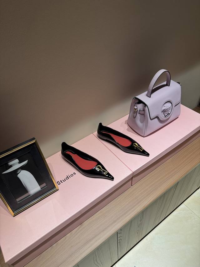 被大众遗忘的设计大师 Elsa Schiaparelli艾尔莎 夏帕瑞丽 香奈儿一生的劲敌，她是常常会被人用‘天才’来形容的设计师即使在上世纪30年代的巴黎时装