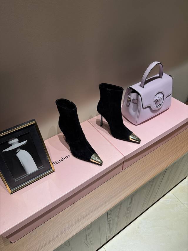 2025新品圣罗兰Ysl金属头装饰足踝短靴 性感绝美收藏级别 精致的弧度，走路时骄傲的节奏 它不仅代表了高贵和优雅 更是一种独特的时尚态度的象征 后弹力设计。将