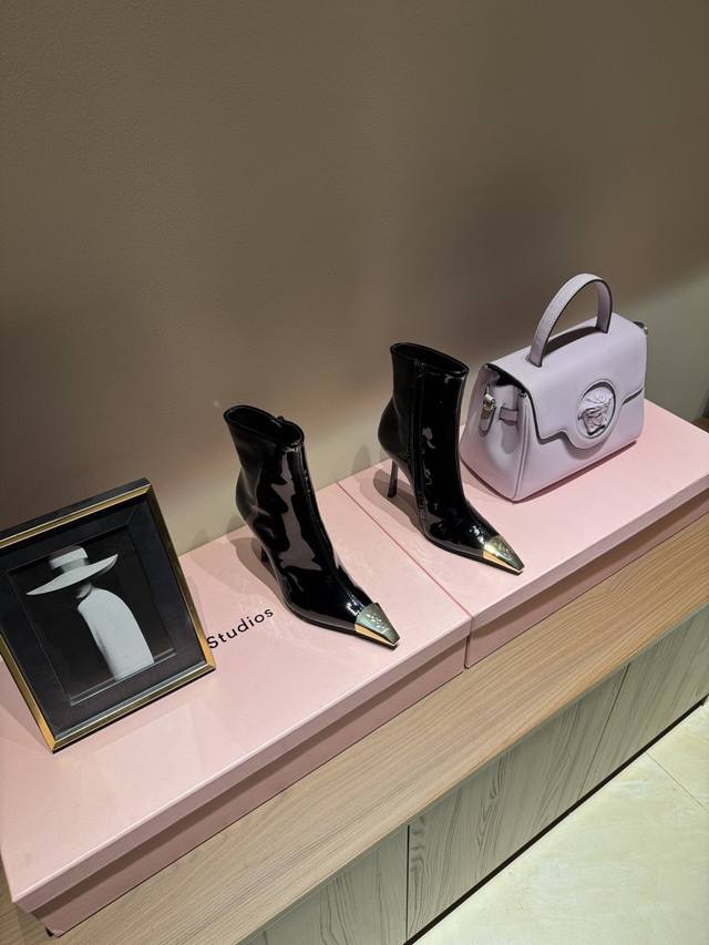 2025新品圣罗兰Ysl金属头装饰足踝短靴 性感绝美收藏级别 精致的弧度，走路时骄傲的节奏 它不仅代表了高贵和优雅 更是一种独特的时尚态度的象征 后弹力设计。将
