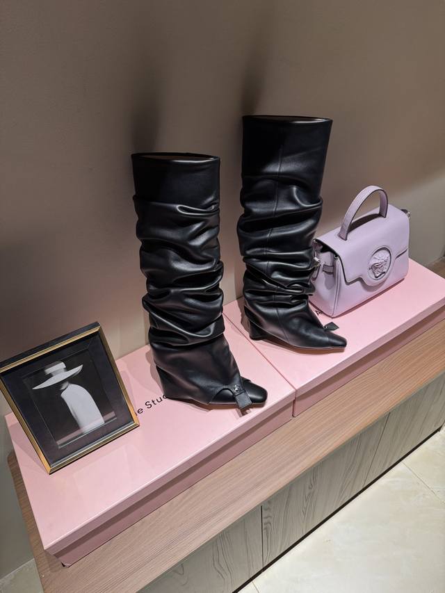 Theattico2025秋冬方头秀场同步裤腿靴 一比一原版本打造，你所见到的最好版本本 “Attico”在意大利语中是阁楼的意思 完美彰显奢华气息与时尚韵味