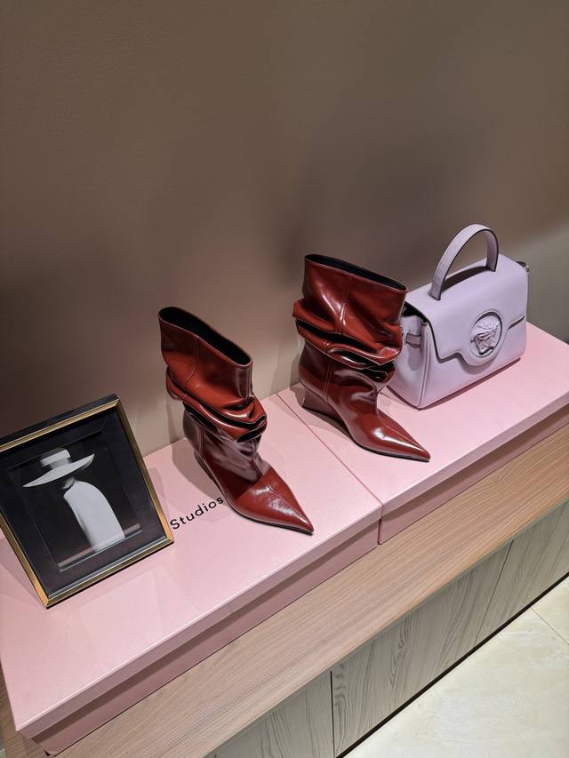 Balmain 2025年秋冬秀场时装尖头高跟长靴 巴尔曼，一个顶级时装品牌 站在高跟鞋上，我可以看到全世界 Balmian坡跟尖头高跟靴 看到这双鞋的第一感觉