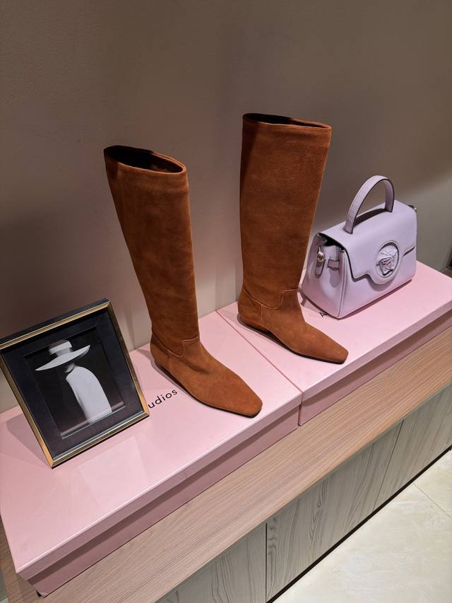 长靴 短靴490 帅气直筒马丁靴方头低跟时装靴 ★面料 牛津 内里 羊皮 鞋底 牛皮底 气质优雅 完美搭配示范 跟高 3.5 Cm 专柜包装 简约气质款式！ 市