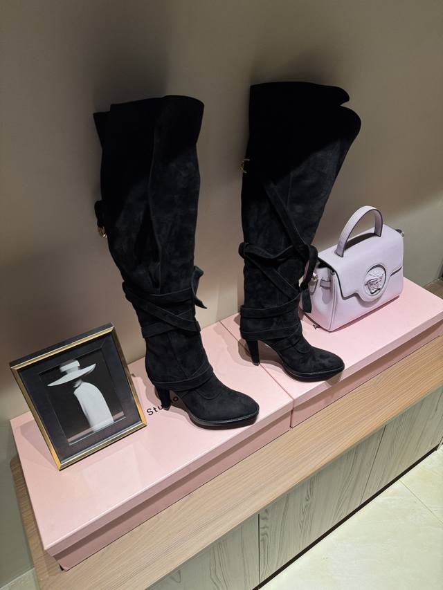 Saint Laurent 圣罗兰 法式气质 高定圆头直筒帅气马丁靴 法式版型，纯正圣罗兰直筒靴精髓，纯重工艺原厂皮 非市场版看图做货 皮带扣装饰直筒无拉链设计