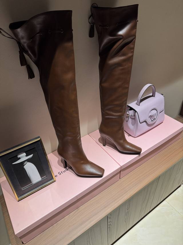 Saint Laurent 圣罗兰 法式气质 高定圆头直筒帅气过膝长靴 法式版型，纯正圣罗兰直筒靴精髓，纯重工艺原厂皮 非市场版看图做货 皮带扣装饰直筒无拉链设