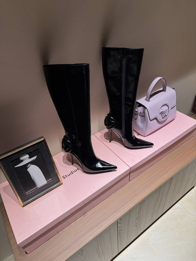 2025年新品Diesel后金属装饰尖头高跟长靴 F W25最性感鞋子大奖颁给Diesel 亮相米兰时装周 可以说现场状况精彩不断 Dlog高跟鞋大放异彩！一鞋