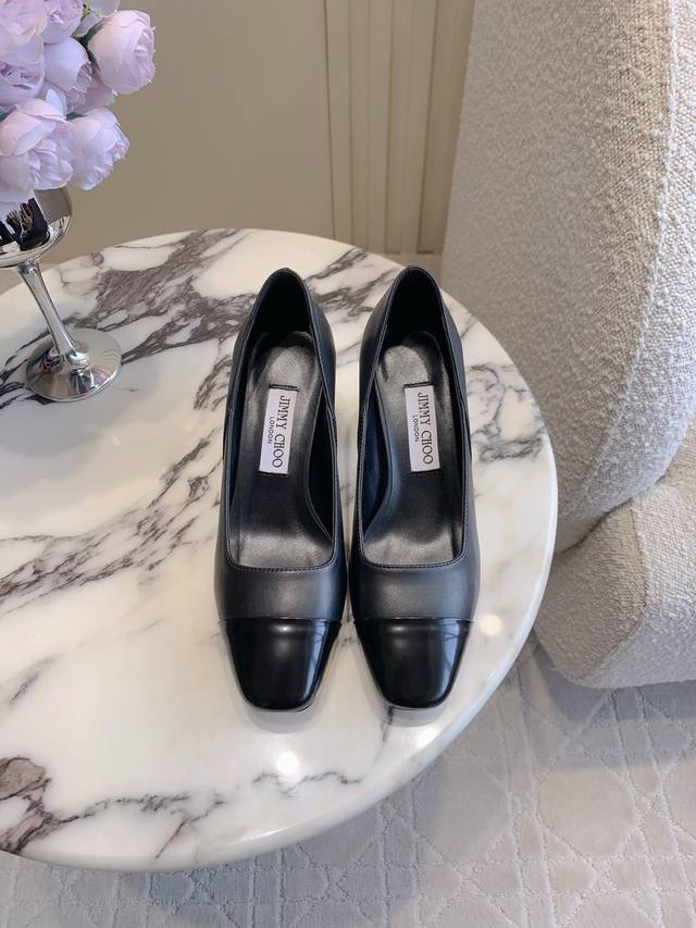 出厂价p Jimmy Cho*新款粗跟高跟鞋单鞋 经典百搭款 粗跟设计非常好穿 鞋面小羊皮 内里垫脚羊皮 跟高7Cm 意大利真皮大底 尺码35-39 40定做