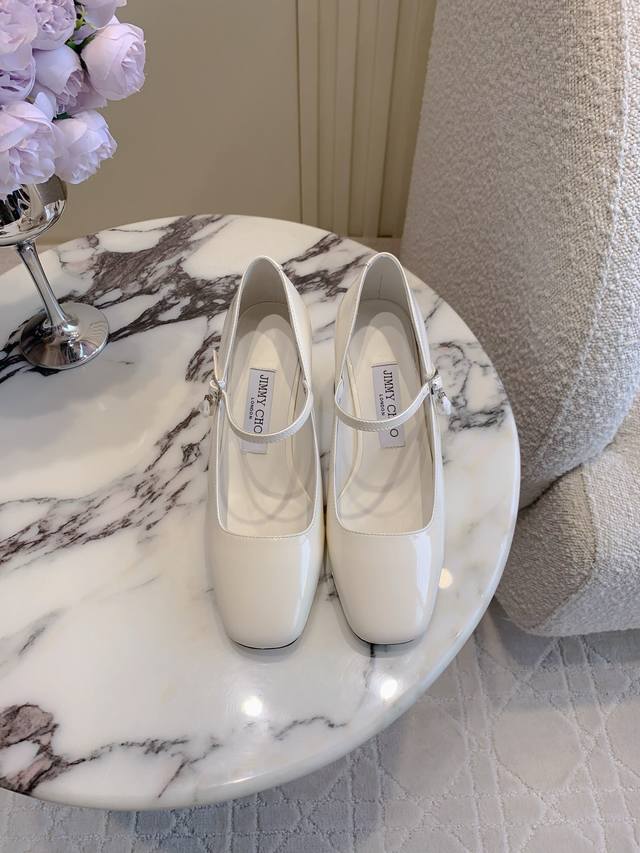 出厂价p Jimmy Cho*新款粗跟玛丽珍高跟鞋单鞋 珍珠吊坠精致优雅 经典百搭款 粗跟设计非常好穿 鞋面牛漆皮 内里垫脚羊皮 跟高7Cm 意大利真皮大底 尺