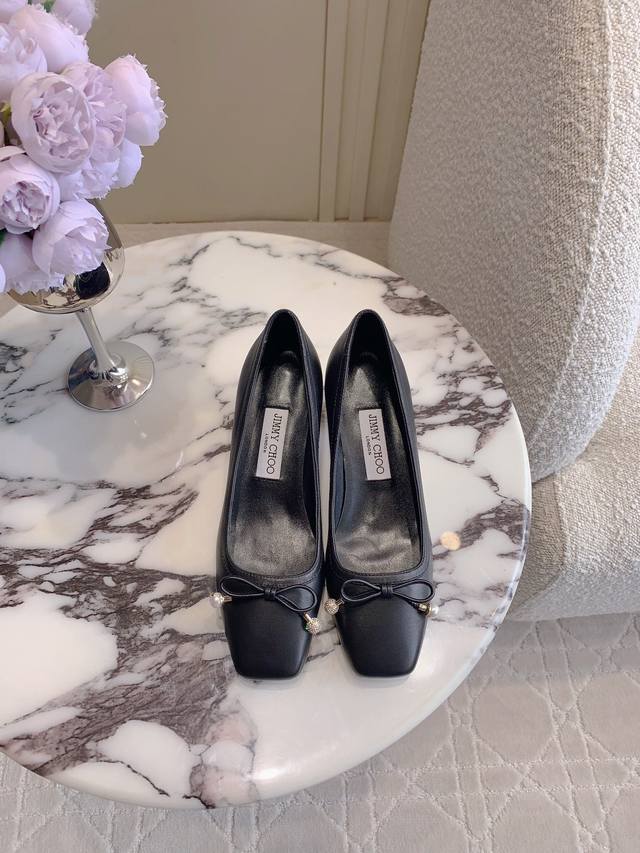 出厂价p Jimmy Cho*新款蝴蝶结粗跟单鞋 超级柔软贴脚 舒适度满分 日常通勤穿着再合适不过啦 经典百搭 鞋面超软羊皮 格利特闪面 内里垫脚羊皮 原版开模