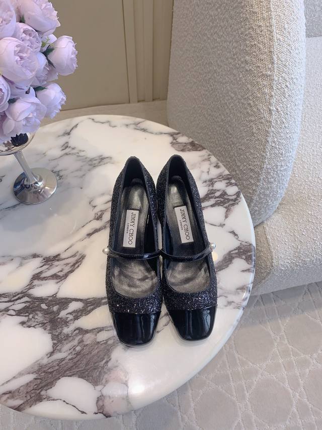 出厂价p Jimmy Cho*新款粗跟玛丽珍单鞋 经典珍珠字母Logo点缀优雅又精致 上脚舒适又减龄 百搭单品 鞋面超软羊皮 格利特闪面 内里垫脚羊皮 意大利真