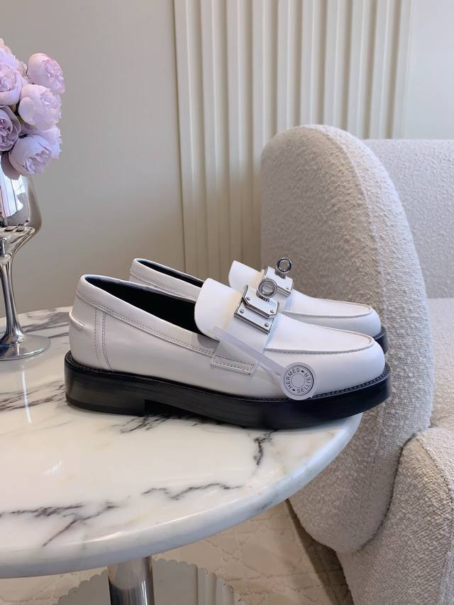 出厂价p 顶级版本 ΗErme* 爱马人仕秋冬新款又来了一个王炸！ 乐福鞋，看上去很温暖，H扣点缀，极好看！高级的设计感轻轻松松就能融入秋冬搭配，质感满满 鞋面