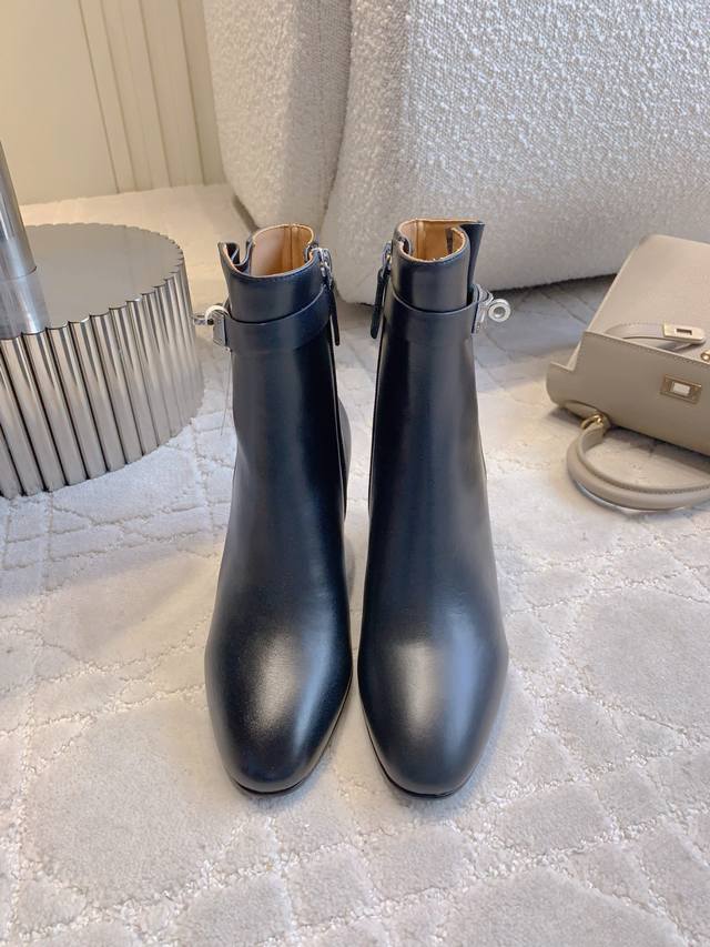 平底 高跟 Herme* Saint Germain及踝靴 经典系列 时尚又百搭 超级舒服 每个细节都做到极致 鞋面原版定制Nappa小牛皮 内里垫脚羊皮 原版