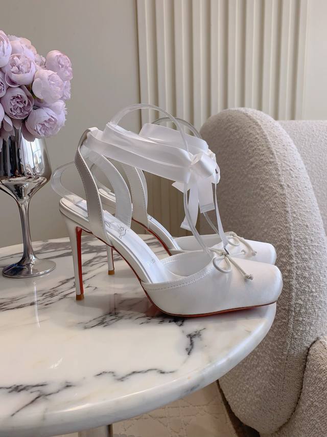 出厂价p Christian Loubouti* 新款芭蕾高跟鞋 芭蕾高跟鞋简直颠覆认知姐妹们 上脚简直就是仙女本人好吗♀ 鞋头经典蝴蝶结手工捏褶设计 丝带缠绕